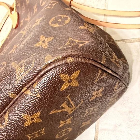 Louis Vuitton Monogram Neverfull MM - Picture 14 of 17
